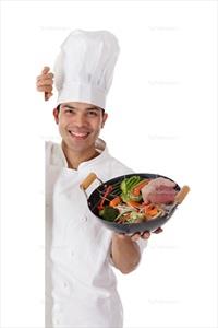 تصویر با کیفیت سرآشپز خندان ماهی تابه بر دست